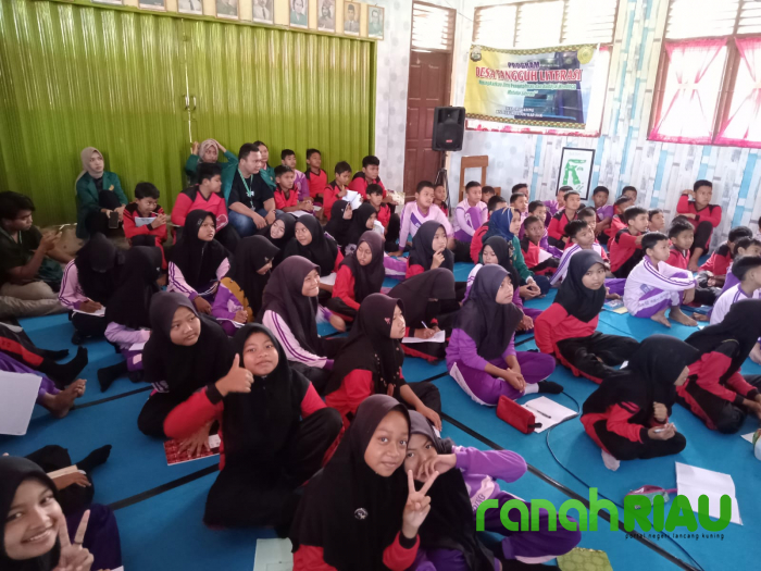 Tingkatkan semangat Belajar, Kelompok KKN UMRI gelar bedah film untuk anak SDN 02 Sri Gading